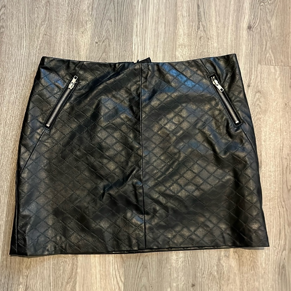 Cynthia Rowley Size 6 Black Faux Leather Zipper Skirt